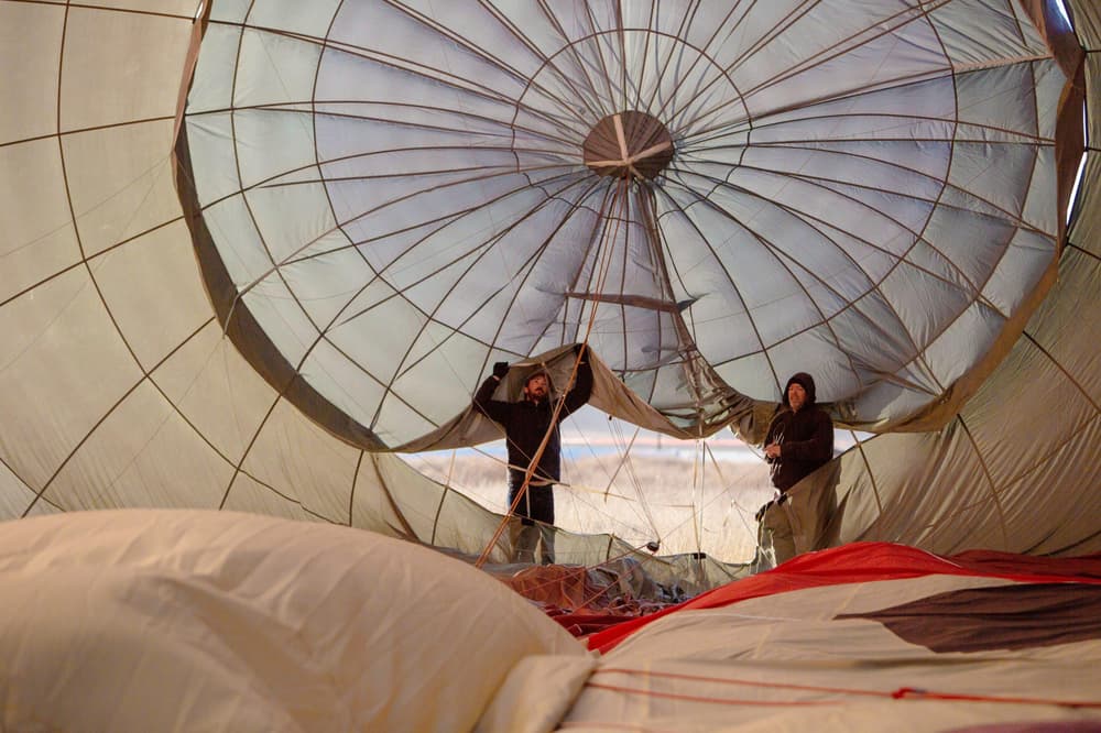 2 guys preparing a hot air balloon